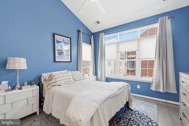 Building Photo - 1329 N Barton St