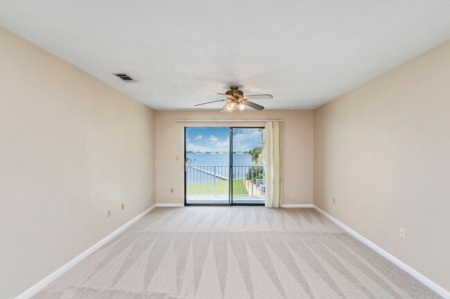 Building Photo - Waterfront Condo!