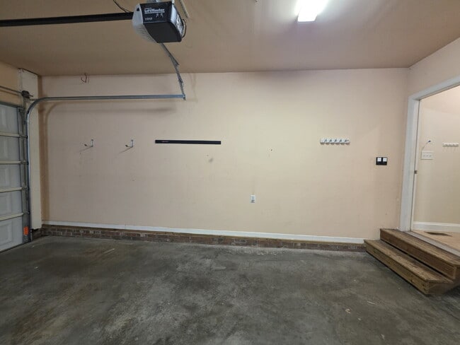 Building Photo - Spacious 4-Bedroom Home for Rent in Kings ...