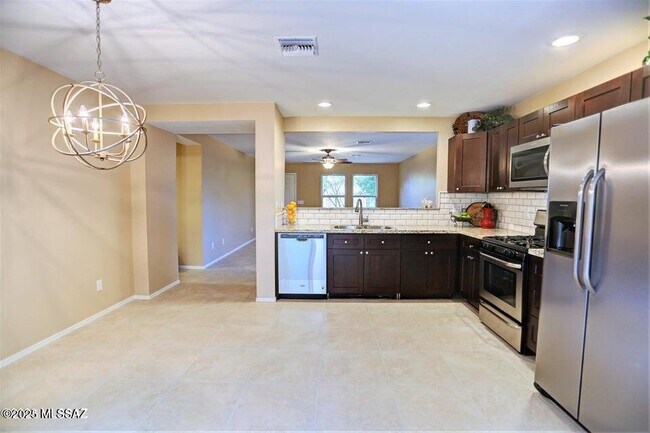 Building Photo - 727 W Buffalo Grass Dr