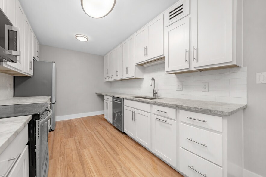Kitchen - 20333 Detroit Rd