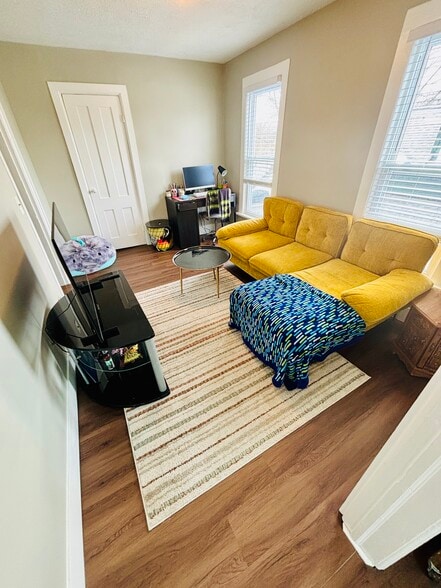 Building Photo - 72 - .5 Hickory St