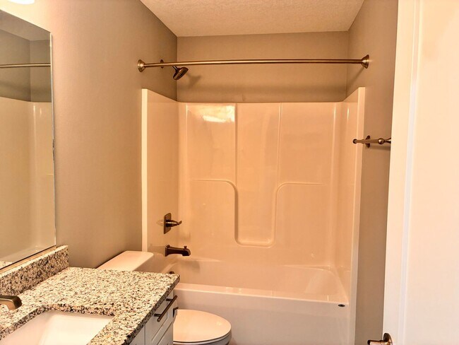 Building Photo - 3BR 2.5ba Townhome in Waukee