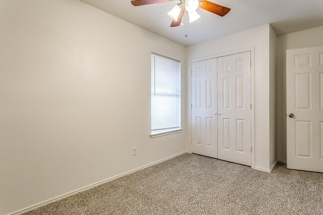 Building Photo - Cute 3 Bedroom 2 Bath 2 Car Garage One Sid...