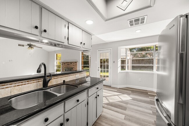 Building Photo - 19411 Long Lake Dr