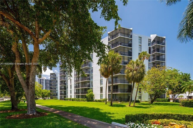 Building Photo - 3401 N Country Club Dr