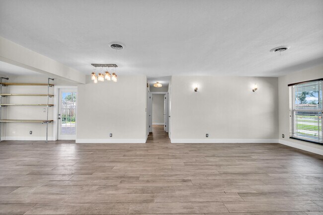 Building Photo - 921 SE 15th Ct