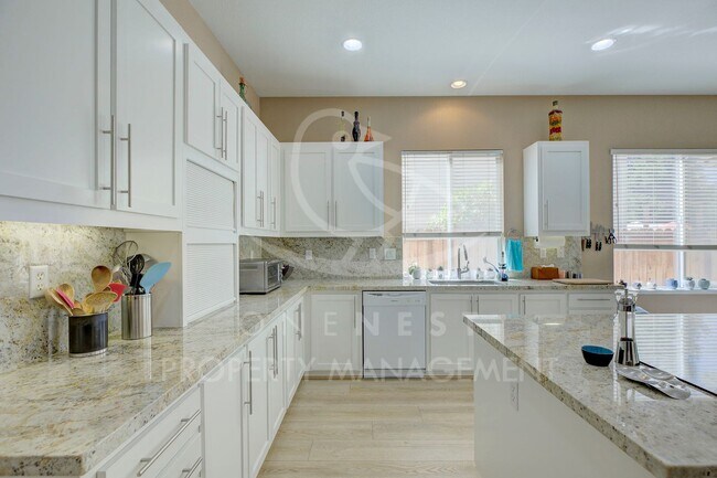 Building Photo - One of a kind, GREAT floorplan in Twelve B...