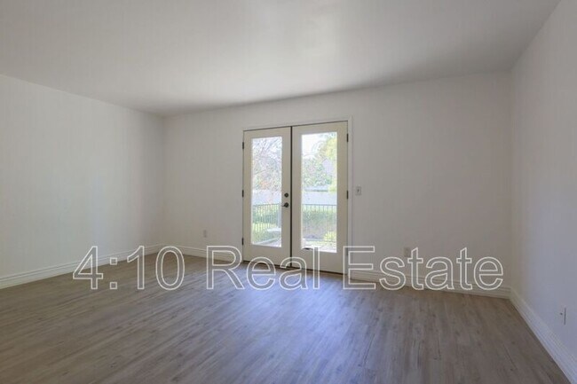 Building Photo - 951 E Leeward Ln