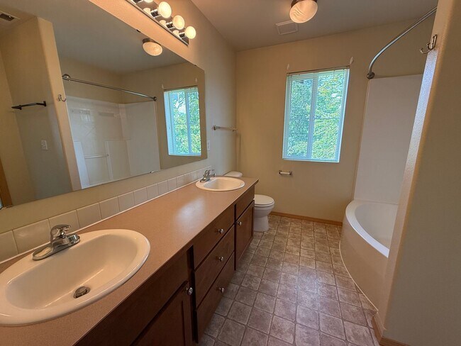 Building Photo - 3 Bedroom 2.5 Bath DuPont Townhome
