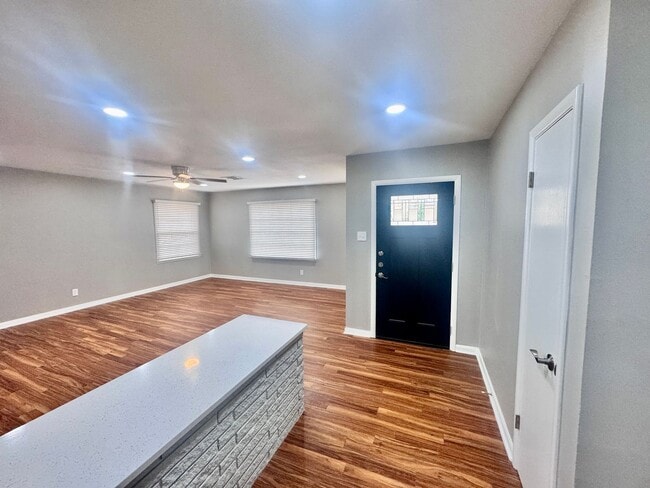 Building Photo - Newly Renovated Woodway Home