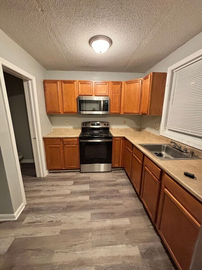 Building Photo - 3 Bedroom Fully Renovated Duplex!!