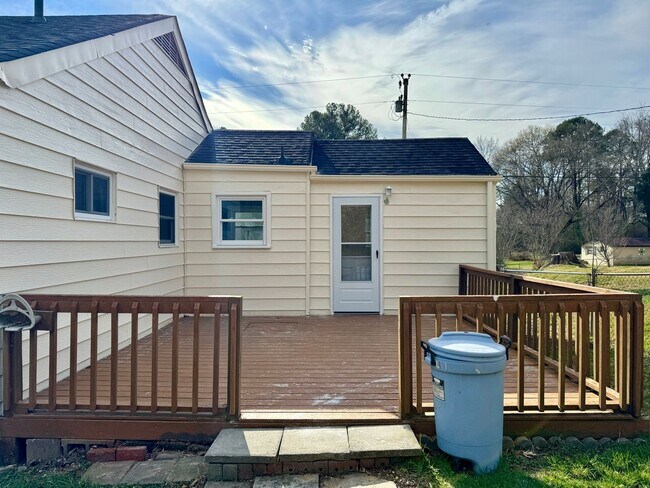 Building Photo - 32 Opal Rd