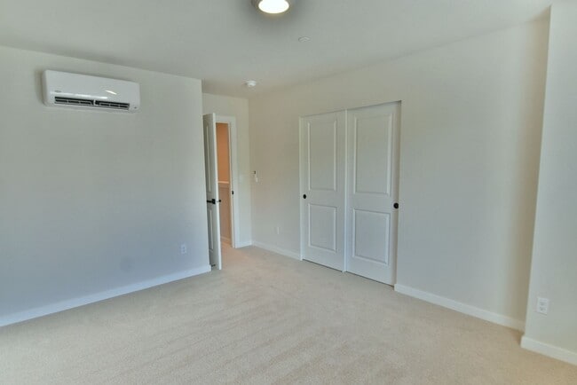 Building Photo - 3bd/2.5ba Lynnwood Townhome
