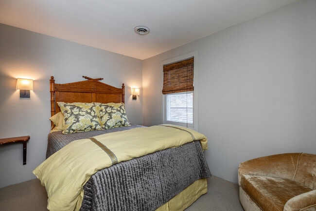 Building Photo - 1 W Woods Rd