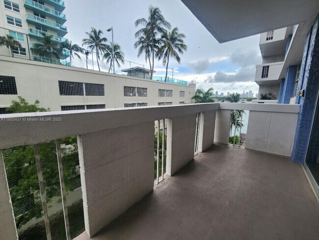 Building Photo - 800 West Ave