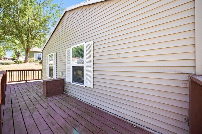 Building Photo - 455 Lakeview Dr