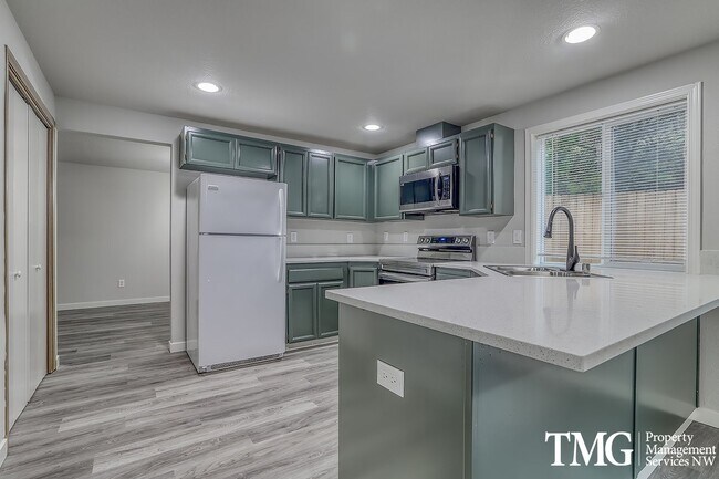 Building Photo - Spacious 4 Bedroom/2.5 Bath Hazell Dell Home!