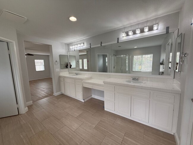 Building Photo - Spacious 6 bedroom 6 bathroom house in cov...