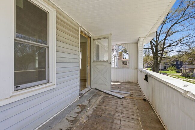 Building Photo - 2935 E 121st St