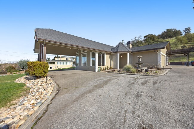 Building Photo - 9168 Eastside Rd