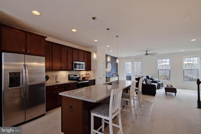 Building Photo - 136 Solara Dr
