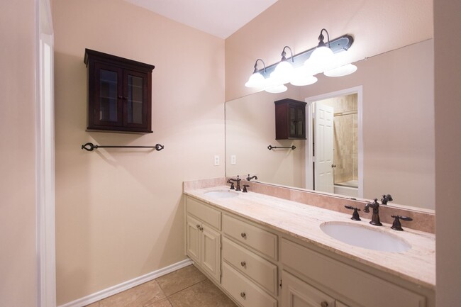Building Photo - 2 Bedroom, 2 Bath Condo