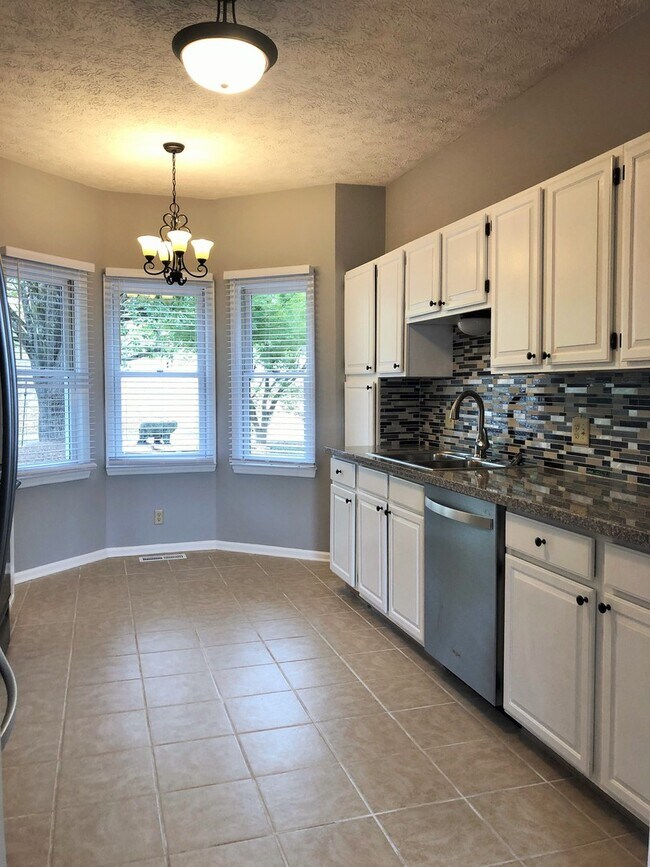 Building Photo - STYLISHLY UPDATED 3 BEDROOM CONDO IN LENNO...