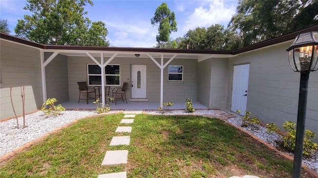 Building Photo - 1068 W Lakeshore Dr
