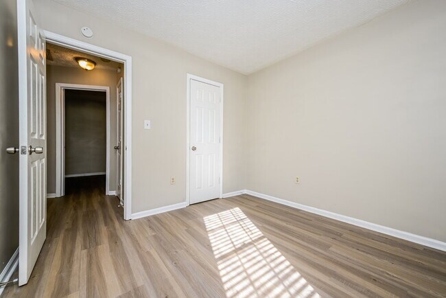 Building Photo - 270 Lazy Hollow Ln