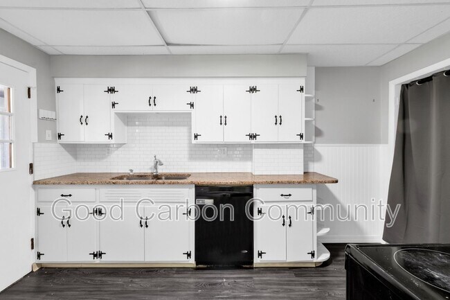 Building Photo - 4470 Seneca St