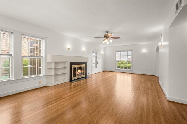 Building Photo - 3223 Charleston St