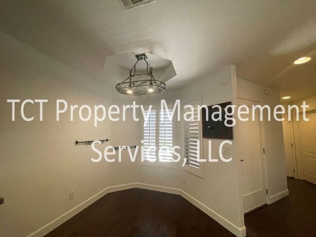Building Photo - Updated Dual Primary Suite in Great Location!