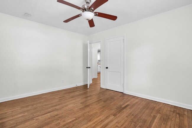 Building Photo - 1305 E 71st St