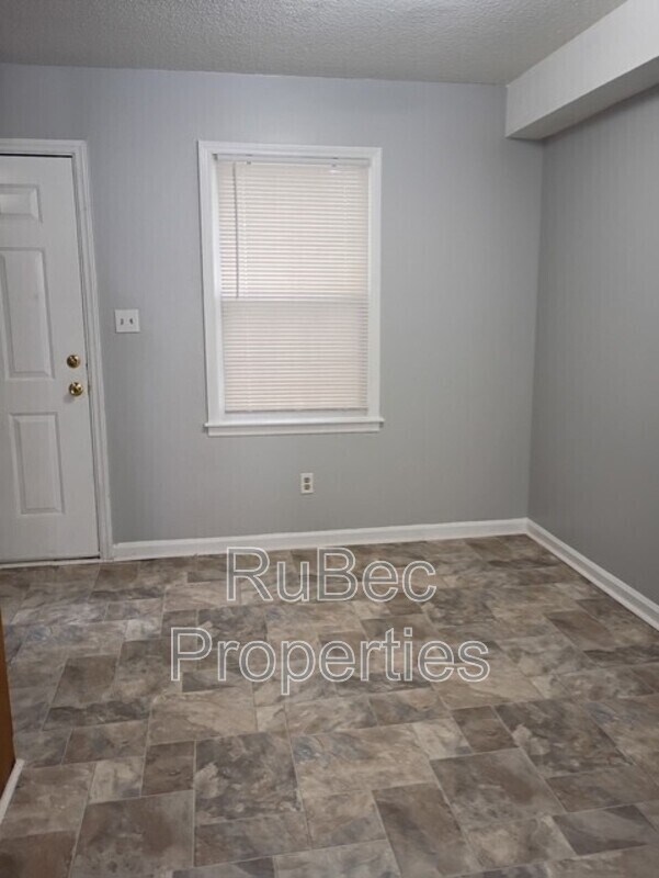 Building Photo - 913 Nottingham Dr