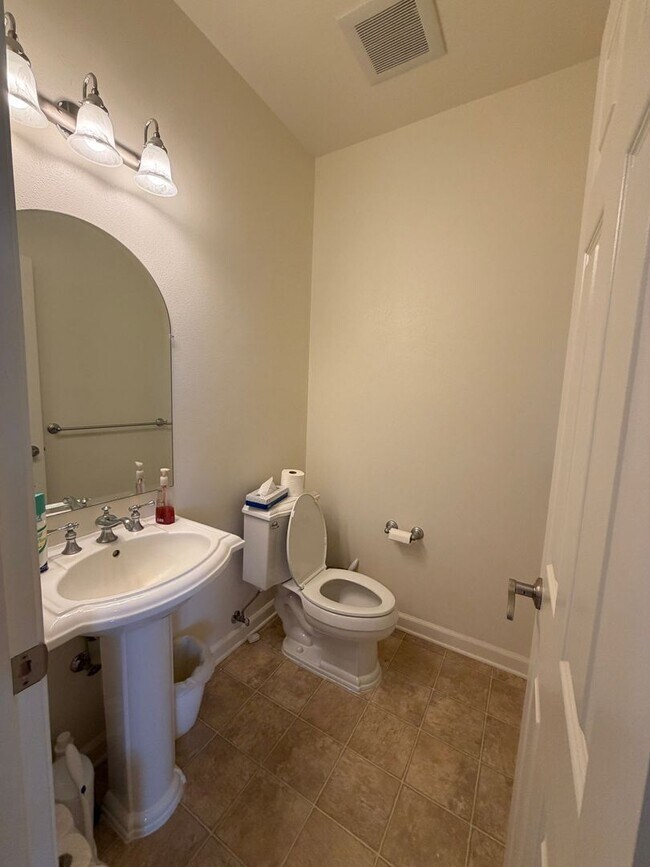 Building Photo - Spacious 4-Bedroom Ewa Beach Home with Den...