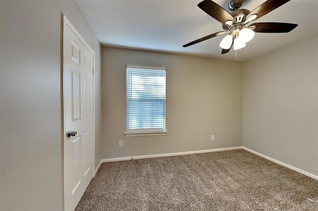 Building Photo - 2615 Silver Falls Dr