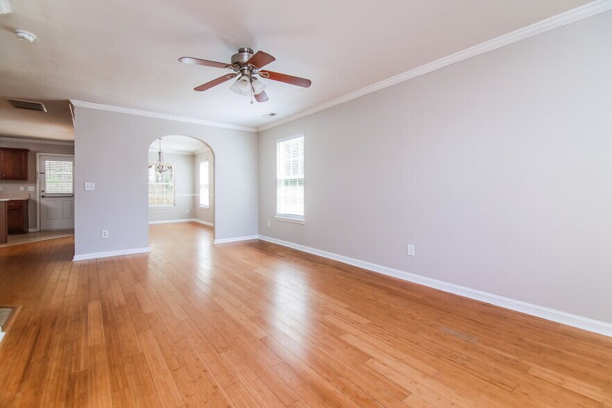 Building Photo - 709 Champion St