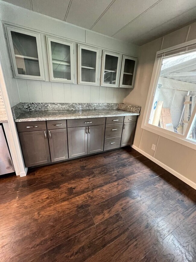 Building Photo - 2 bedroom 1 bathroom with  bonus room located in the Avenues