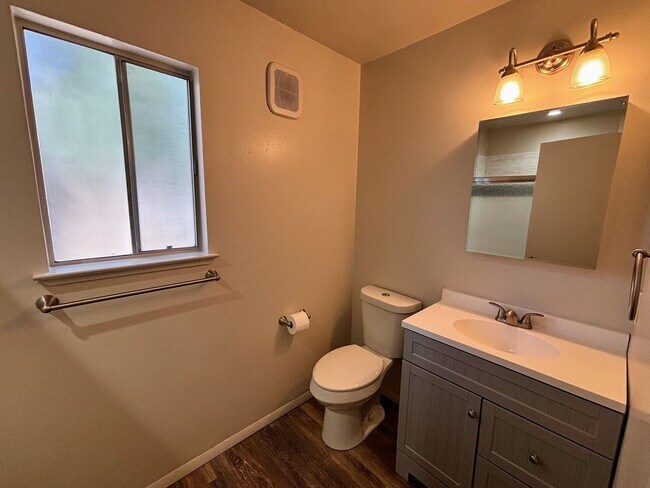 Building Photo - Modern 2 bedroom condo!