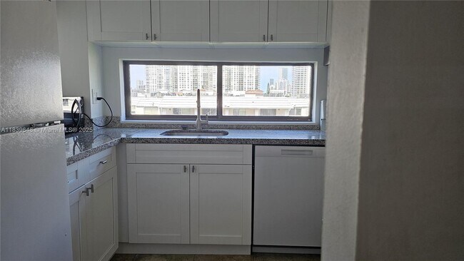 Building Photo - 17021 N Bay Rd