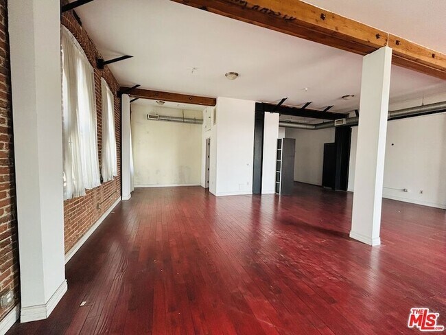 Building Photo - 652 Mateo St