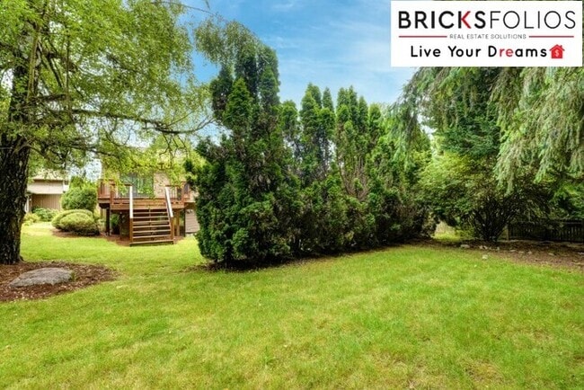 Building Photo - Redmond Gem! Live in the award-winning Lake Washington School District.