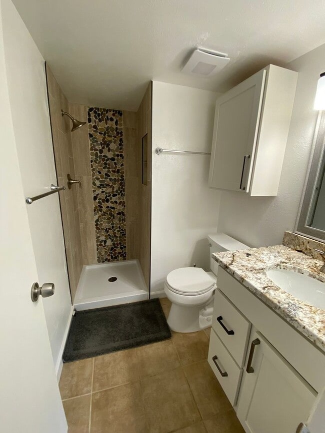 Building Photo - Newly Renovated 2BR Condo in Boulder