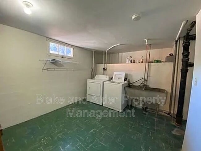 Building Photo - 6410 NE 33rd Ave