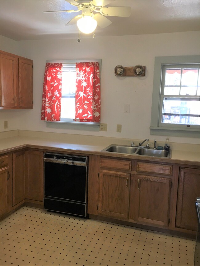 Kitchen - 136 Cave Ave