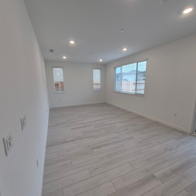 Building Photo - Brand New 4 Bedroom Home in Lennar's Cyan Community