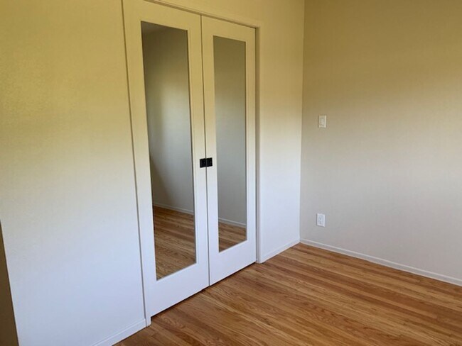 Building Photo - Spacious house with hardwood, handicap ramps, pet friendly, large garden with fruit trees