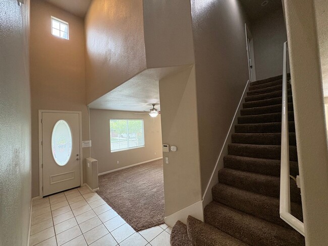 Building Photo - Spacious NW Visalia home Near Shopping Center Available Now!