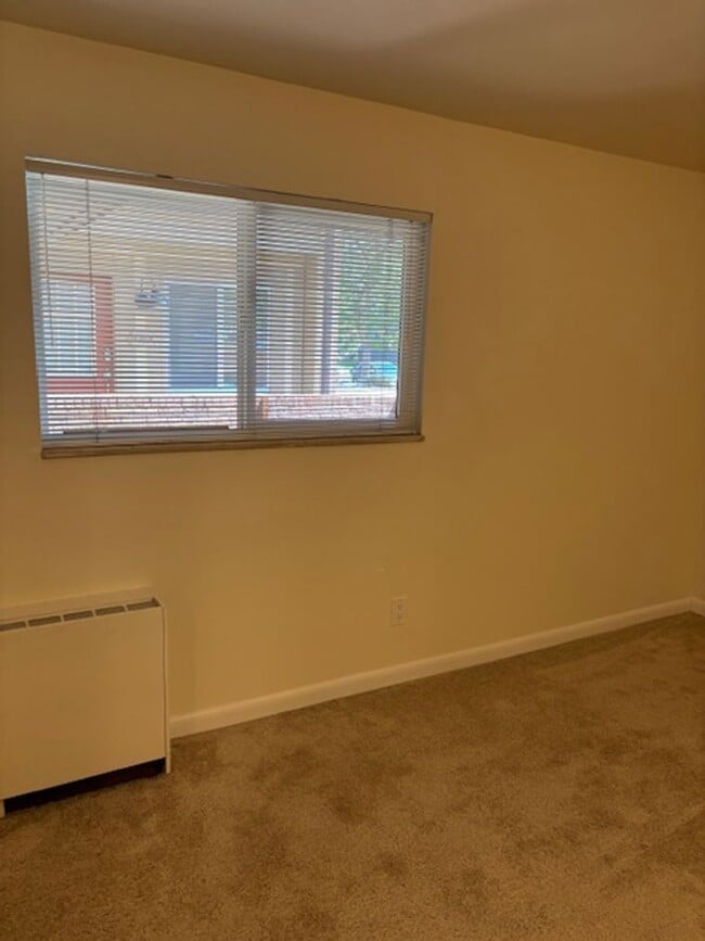 Building Photo - Close to Campus 2BD/1.5 BA Townhouse - Ava...